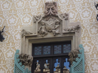 with fun details including,  lagartijas,  perros,  gatos,  pajaros,  y ...