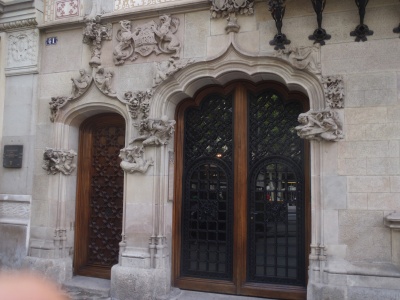 a pleasant entryway - ignored by the the wide-eyed 1,000's who tramp-by on amateur their Gaudi pilgrimages ....   