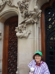 until yet more pretty girls wander into the shot ...