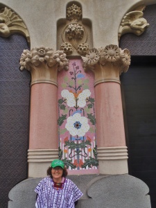 followed by yet more Modernisme detals tucked into  niches  unnoticed by the touristas    clomping by ...