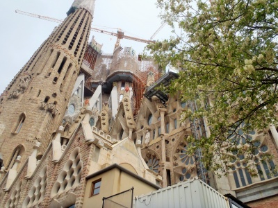 Catedral Sagrada Familia still stands ....   and the construction continues  (for another 100 years, give or take a few) ...