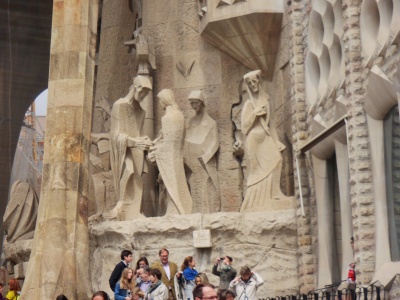 as tourists   pose for yet more fotos  ...   untouched by the story that unfolds above them ?