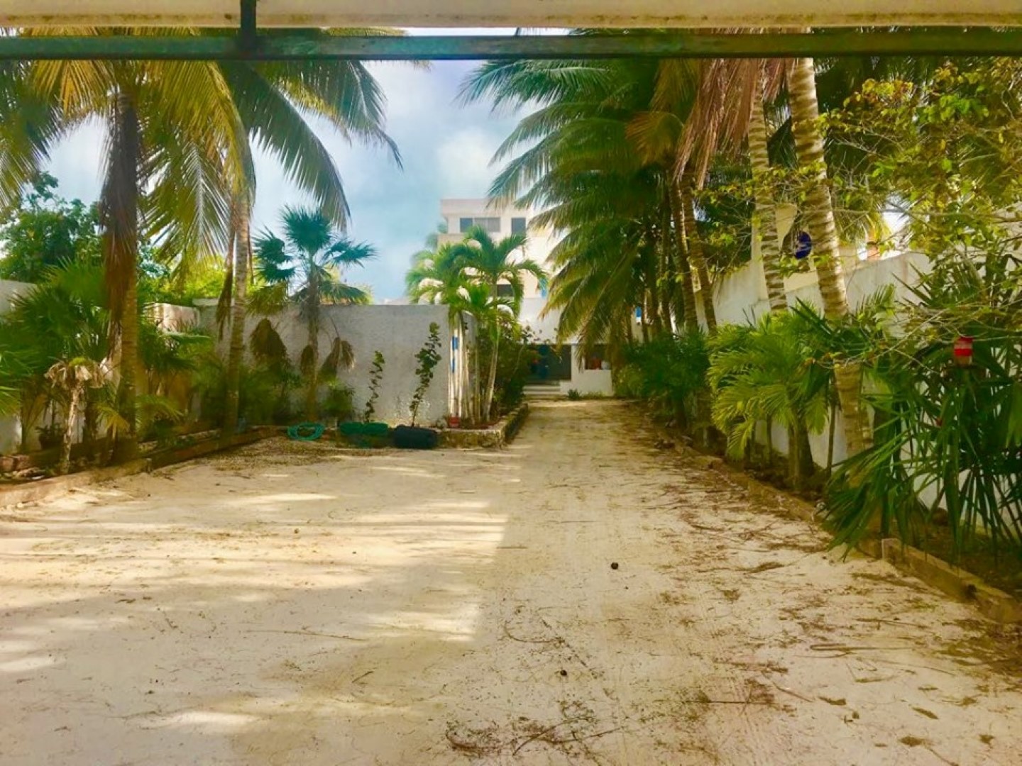 Uaymitun Beach House-2 Front walled area